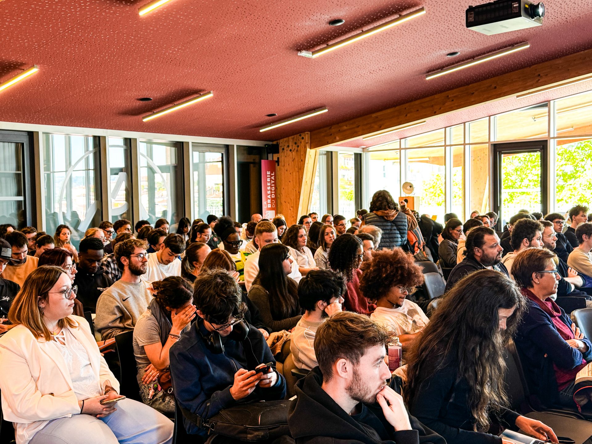 Étudiants, curieux et professionnels en salle La Terrasse