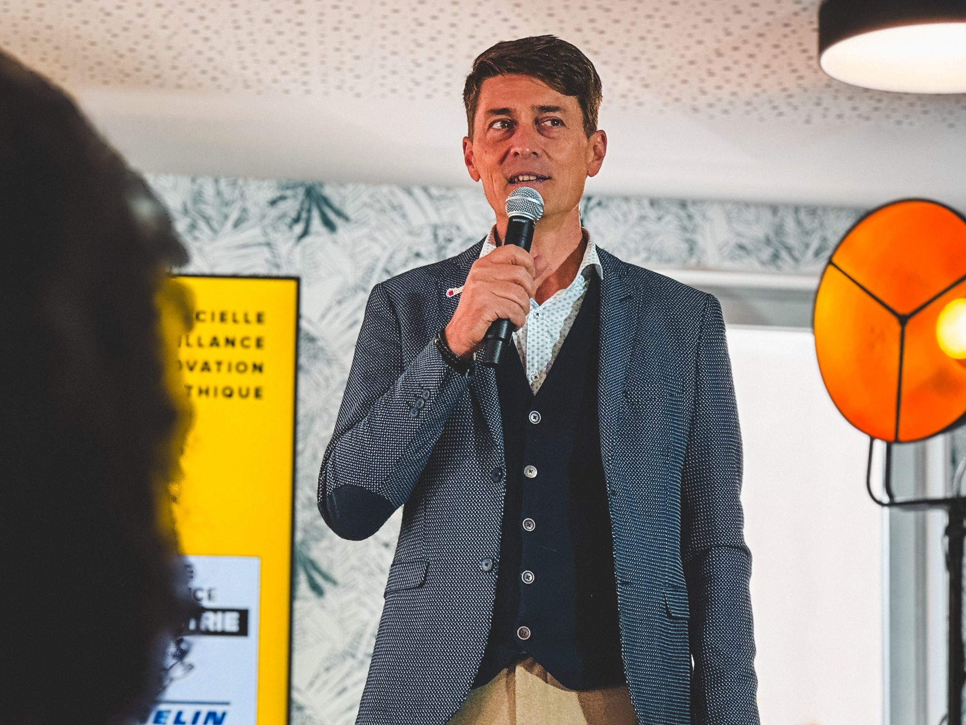 Frédéric Pacotte, micro en main, annonce le programme du jour